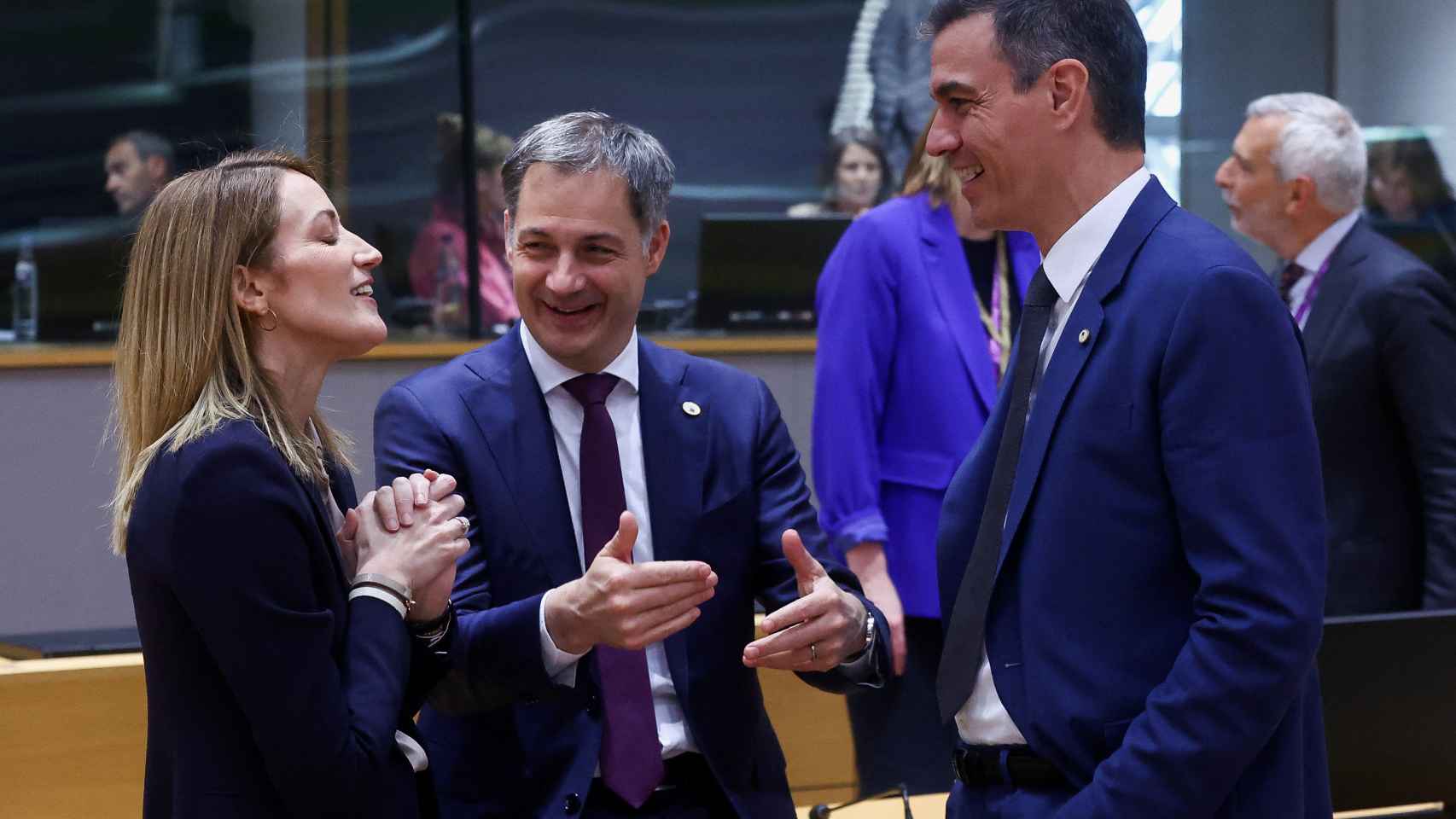 Pedro Sánchez conversa con la presidenta de la Eurocámara, Roberta Metsola, y con el primer ministro belga, Alexander De Croo, durante el Consejo Europeo en Bruselas