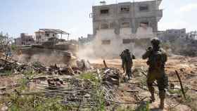 El Ejército israelí continuó ataca el sur de la Franja de Gaza, este jueves.