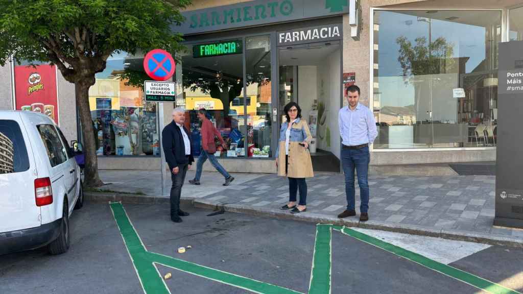 Nueva señalización frente a las farmacias de Ponteareas.