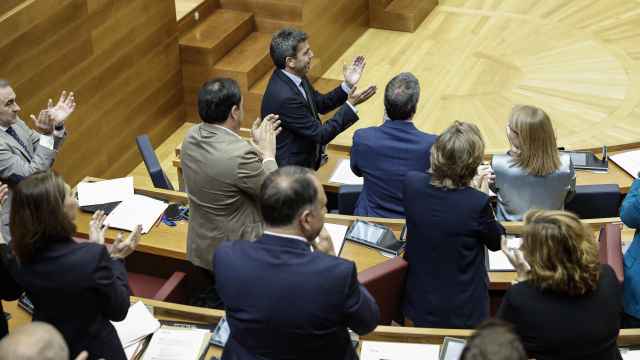 Carlos Mazón y los diputados del PP aplauden tras la votación en las Cortes Valencianas