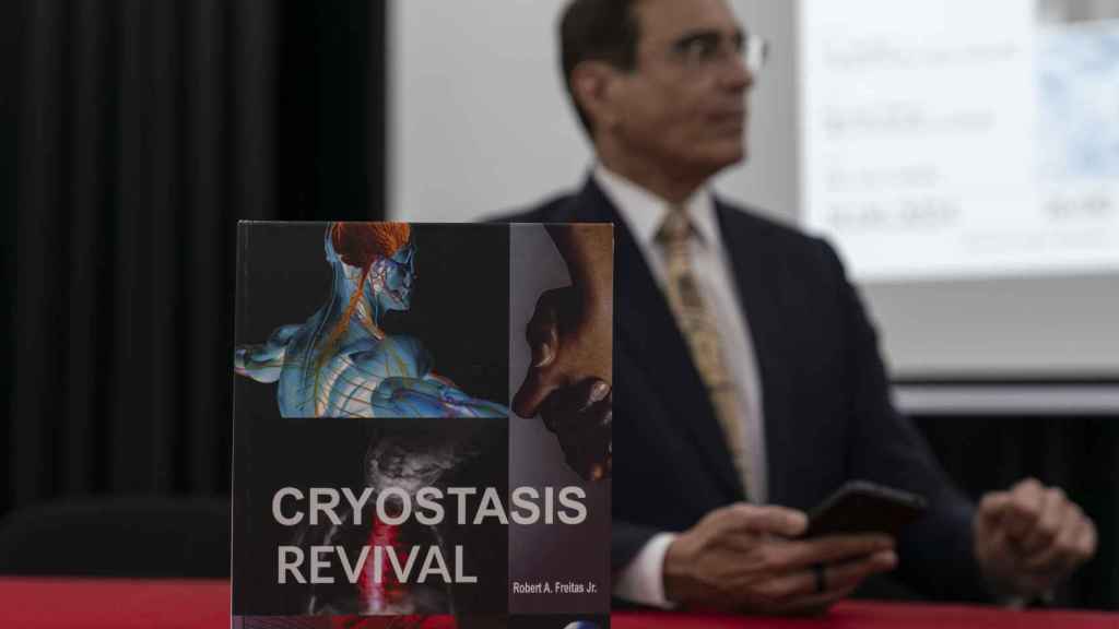 Detalle del libro 'Cryostasis Revival', denominado 'la Biblia de la criopreservación' por José Luis Cordeiro.