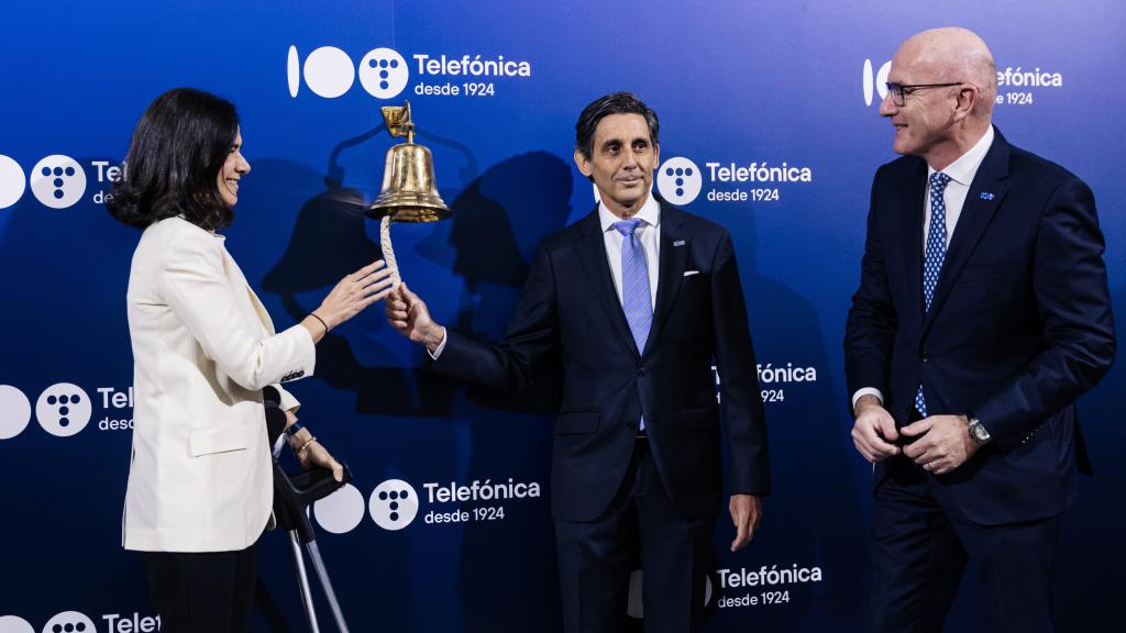 La directora de Finanzas y presidenta de Telefónica Hispam, Laura Abasolo; el presidente ejecutivo de Telefónica, José María Álvarez-Pallete, y el consejero delegado de Telefónica, Ángel Vilá, durante el toque de campaña de Telefónica, en el Palacio de la Bolsa de Madrid.