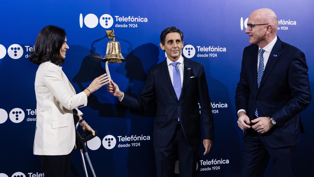 La directora de Finanzas y presidenta de Telefónica Hispam, Laura Abasolo; el presidente ejecutivo de Telefónica, José María Álvarez-Pallete, y el consejero delegado de Telefónica, Ángel Vilá, durante el toque de campaña de Telefónica, en el Palacio de la Bolsa de Madrid.