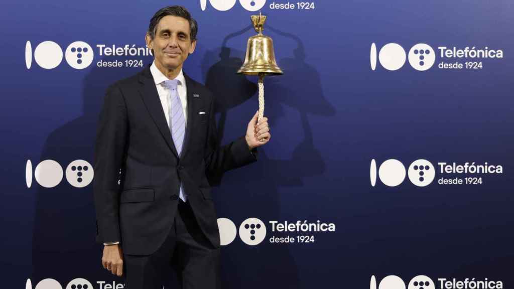 José María Álvarez-Pallete,  presidente ejecutivo de Telefónica, da el toque de campana en la Bolsa de Madrid en el día del centenario de la compañía.