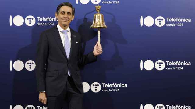 José María Álvarez-Pallete,  presidente ejecutivo de Telefónica, da el toque de campana en la Bolsa de Madrid en el día del centenario de la compañía.
