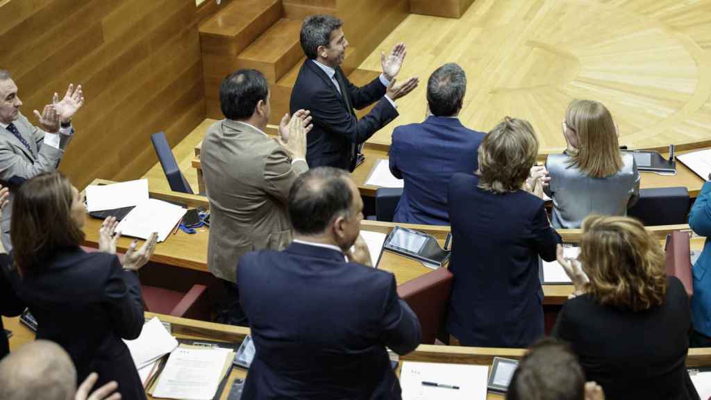 El presidente Carlos Mazón y los diputados del PP aplauden tras la admisión a trámite de las cinco leyes