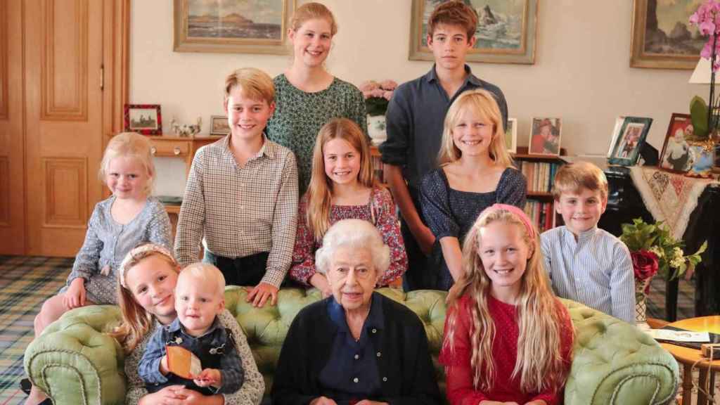 Isabel II con algunos de sus nietos y bisnietos en Balmoral en el verano de 2022.