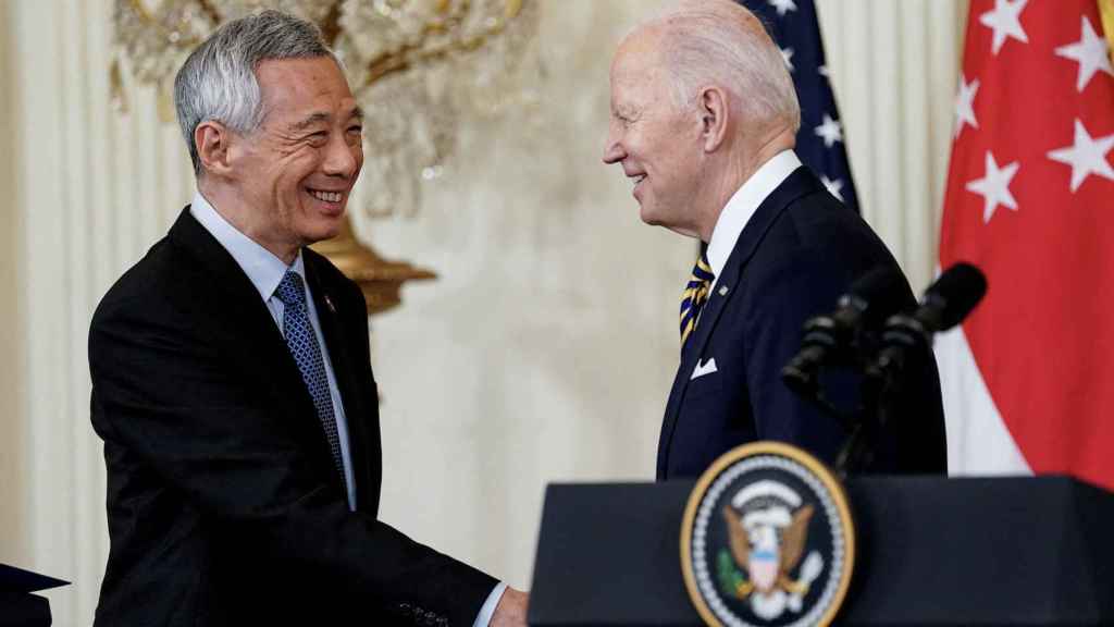 Lee Hsien Loong saluda a Joe Biden.