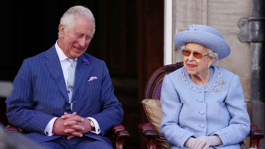 Carlos III y su madre, Isabel II, en 2022.