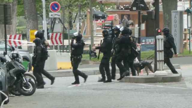 Efectivos policiales en los alrededores del Consulado de Irán en París.