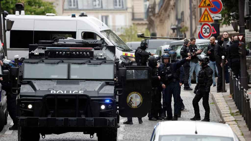 Efectivos policiales en los alrededores del Consulado de Irán en París.