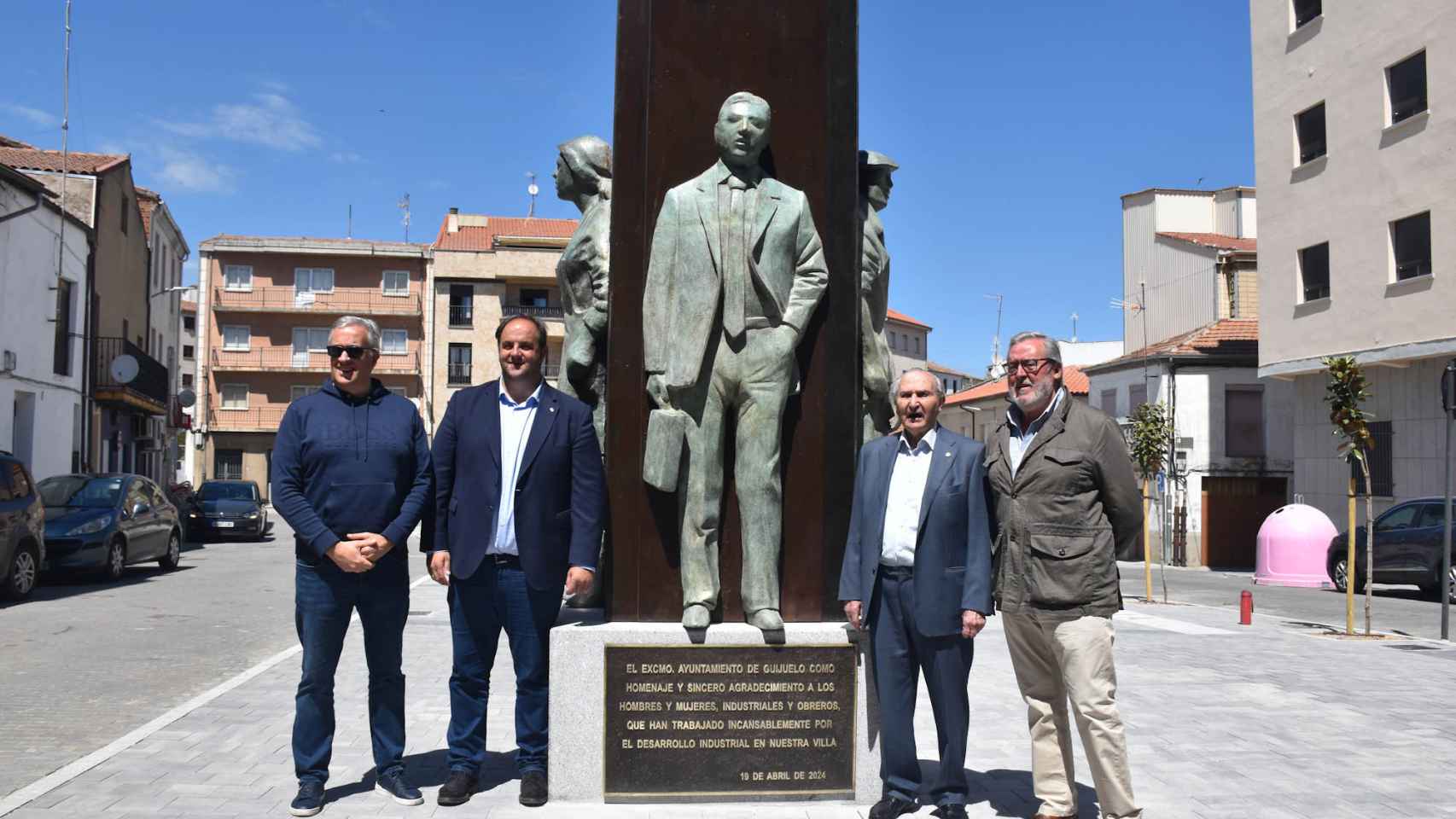 Los alcaldes Julián Ramos, Roberto Martín, Santos Carrasco y Juan Luis García, junto al monumento