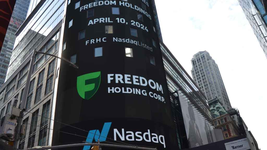 El logo de Freedom Holding en el panel de la sede del Nasdaq de Times Square.