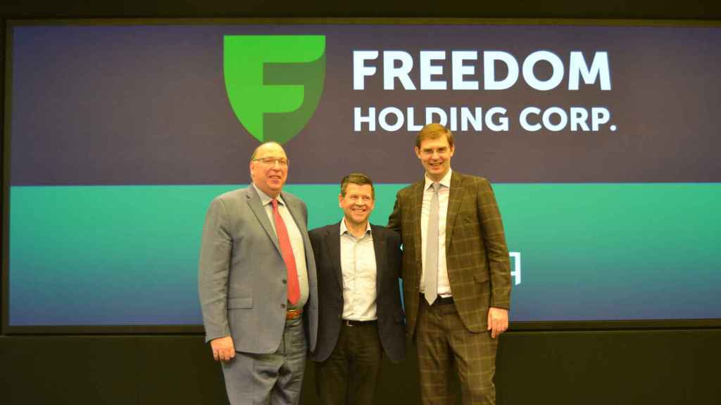 Robert Wotczak, presidente y consejero delegado de Freedom Capital Markets, junto a Bob McCooey, vicepresidente del Nasdaq, y Timur Turlov, fundador y consejero delegado de Freedom Holding Corp.