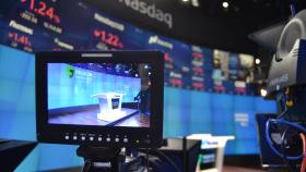 Logo de Freedom Holding Corp proyectado en las pantallas del Nasdaq.