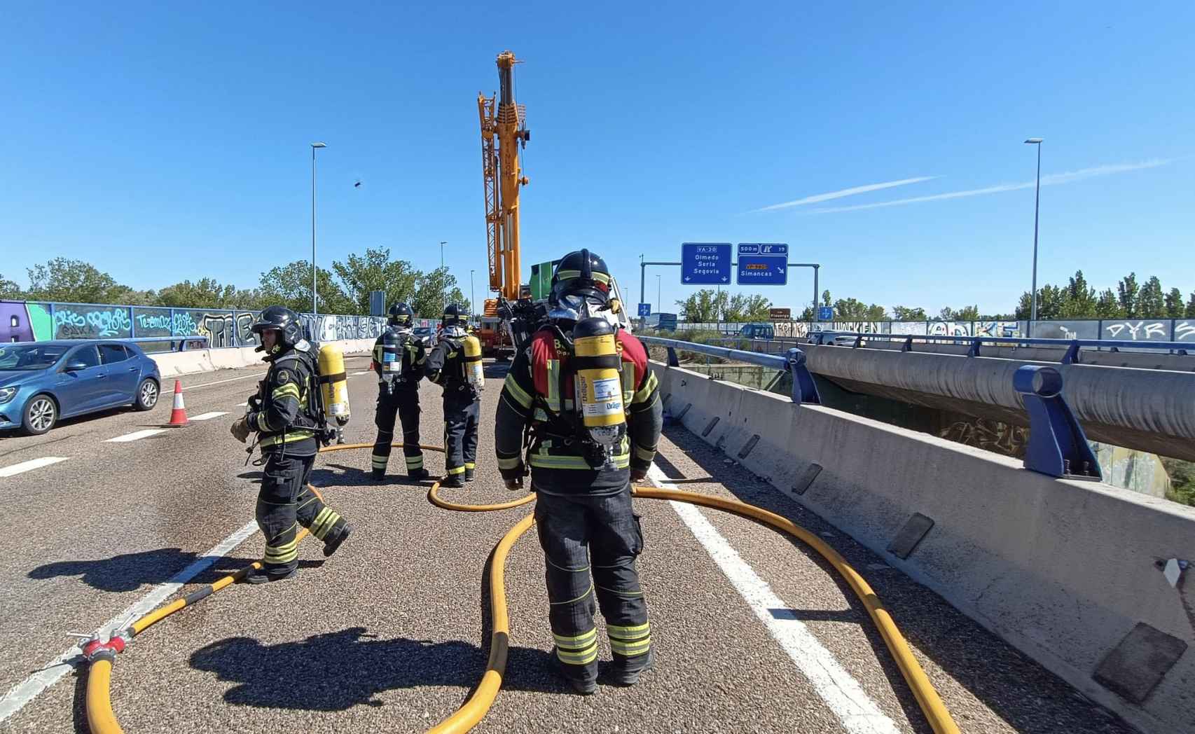 Los Bomberos de la Diputación de Valladolid trabajando en el accidente