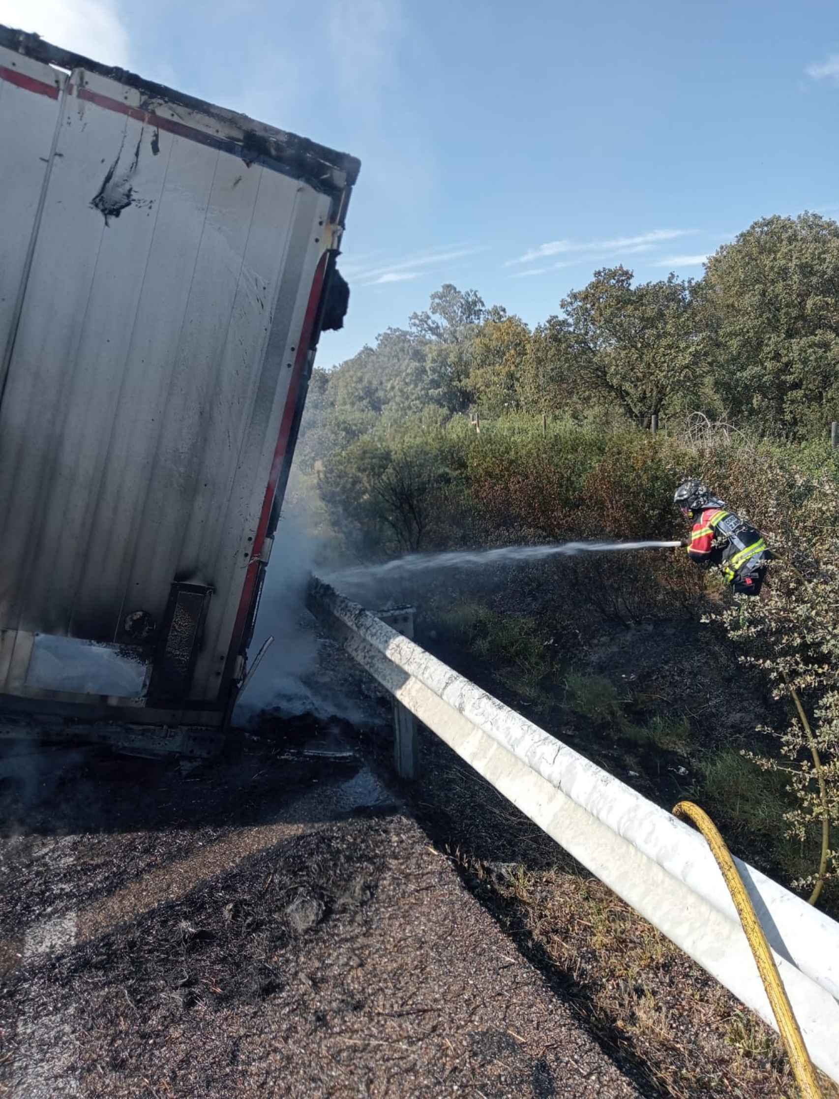 Bomberos de la Diputación de Zamora trabajando en el incendio
