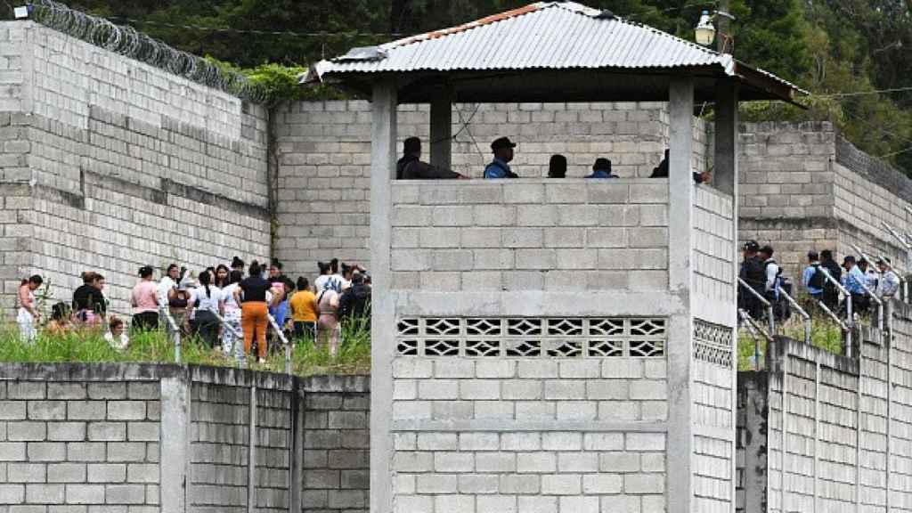 Los guardias penitenciarios custodian a las reclusas de la prisión del Centro de Adaptación Social de Mujeres (CEFAS) después del asesinato de 46 mujeres, a 20 junio de 2023.