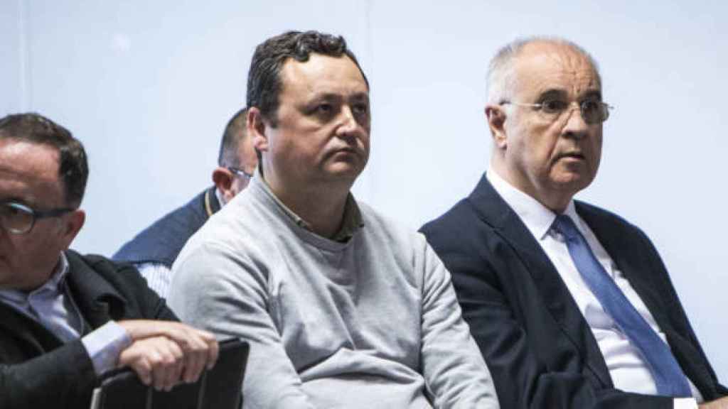 El empresario Augusto César Tauroni (centro) y el político Rafael Blasco durante el juicio por el caso Cooperación