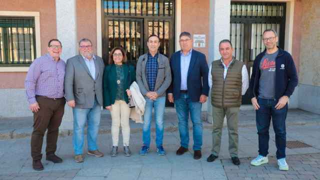 Miembros de la nueva junta directiva de la asociación junto a el alcalde de Carbajosa, Pedro Samuel Martín, y el concejal de Empleo y Desarrollo Local, José Álvarez