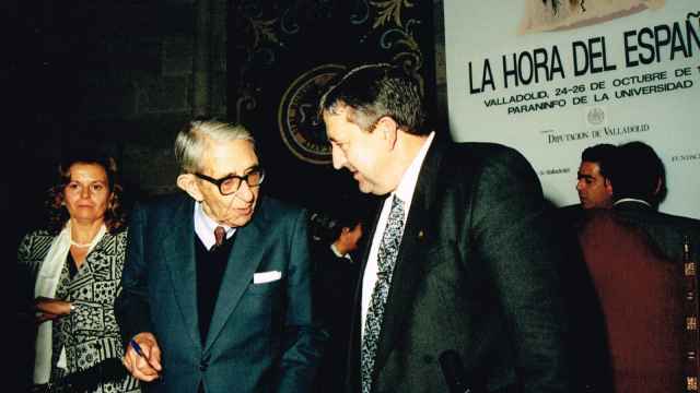 Gonzalo Torrente Ballester y Dionisio Miguel Recio en el Paraninfo de la Universidad el día de la firma del Documento de Valladolid en 1994