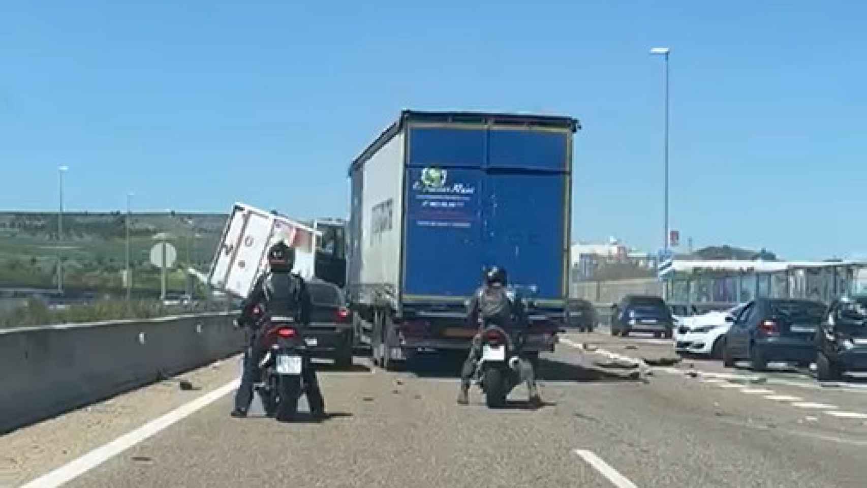 Dos camiones y tres turismos implicados en un aparatoso accidente en la VA-30, en Valladolid