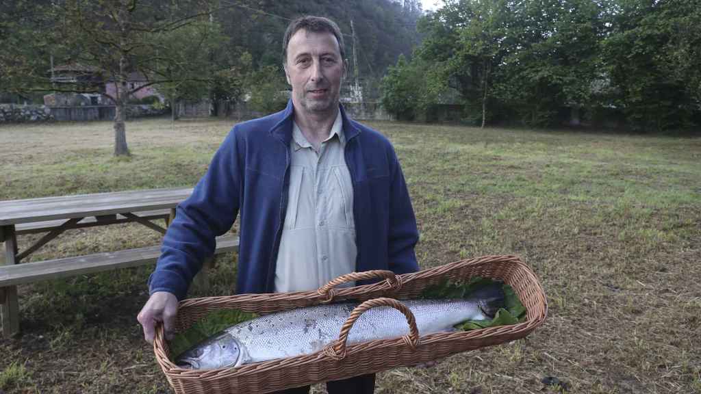 El pescador Gonzalo Díaz Soto posa con el primer salmón capturado de la temporada.