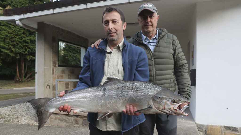 El pescador Gonzalo Díaz Soto ha capturado el primer salmón de la temporada en Asturias.