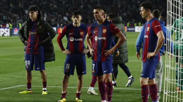 Los jugadores del FC Barcelona, abatidos tras la eliminación en Champions League.