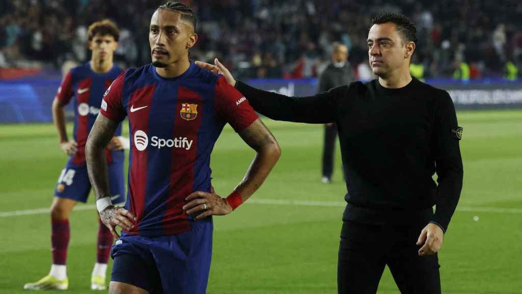 Xavi consuela a Rapinha tras la eliminación del Barça ante el PSG en Champions League