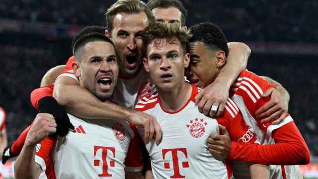 Los jugadores del Bayern de Múnich celebran el gol de Kimmich en la Champions League.