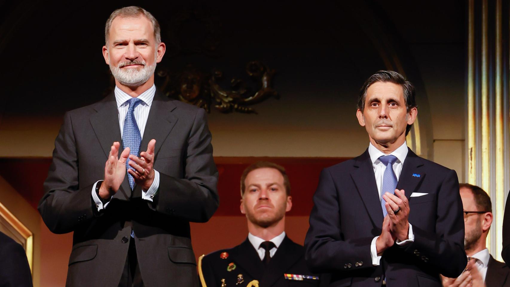 El rey Felipe VI y el presidente de Telefónica, José María Álvarez-Pallete, durante la gala especial por el centenario de la compañía, este viernes en el Teatro Real de Madrid. Foto: Telefónica