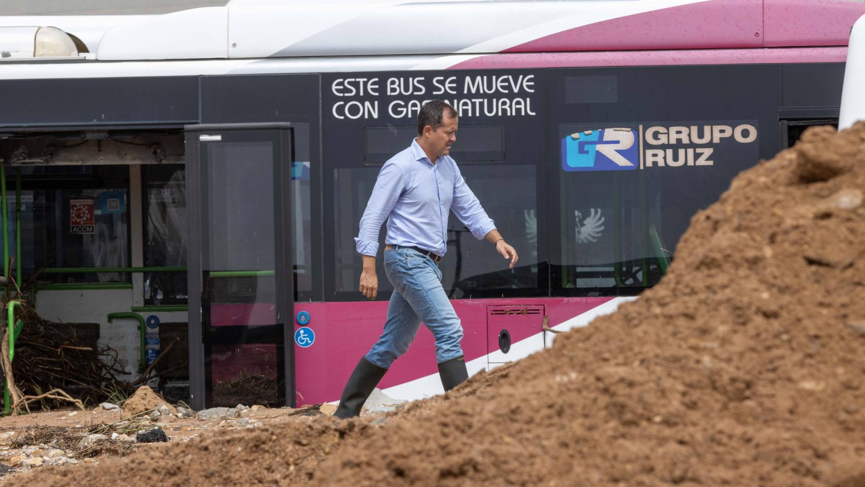 El alcalde de Toledo, Carlos Velázquez, en la base de Unauto tras quedar arrasada por la DANA de 2023.