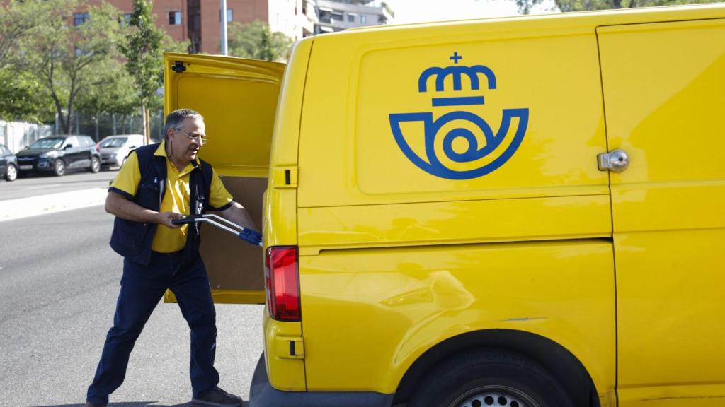 Un trabajador de Correos en Toledo. / Foto: Javier Longobardo.