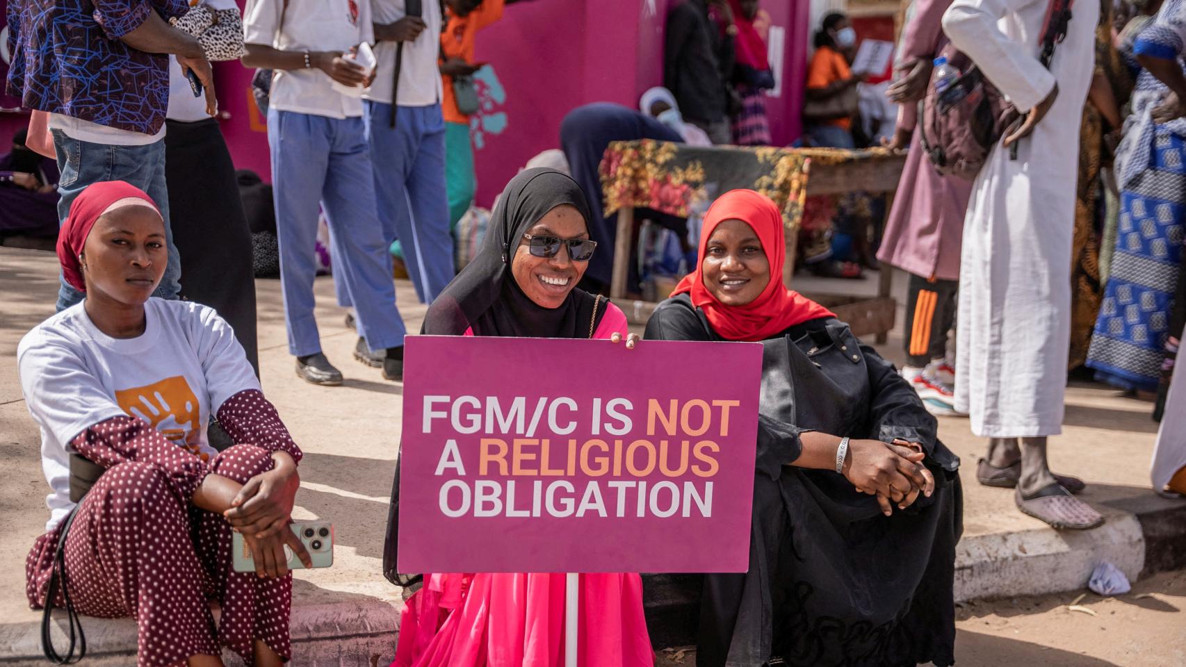 Activistas protestan contra el proyecto de ley que pretende despenalizar la mutilación genital femenina.