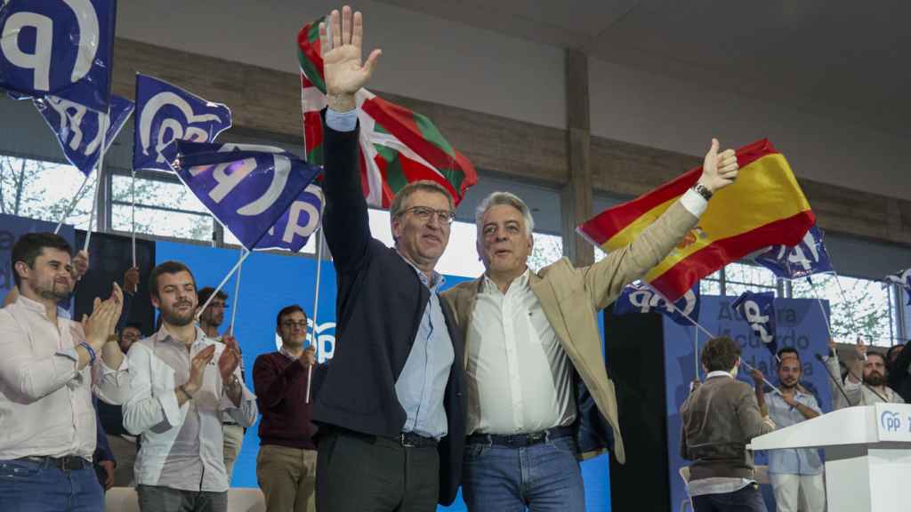 Alberto Núñez Feijóo y el candidato del PP a lehendakari, Javier de Andrés, en la clausura de campaña este viernes en Vitoria.