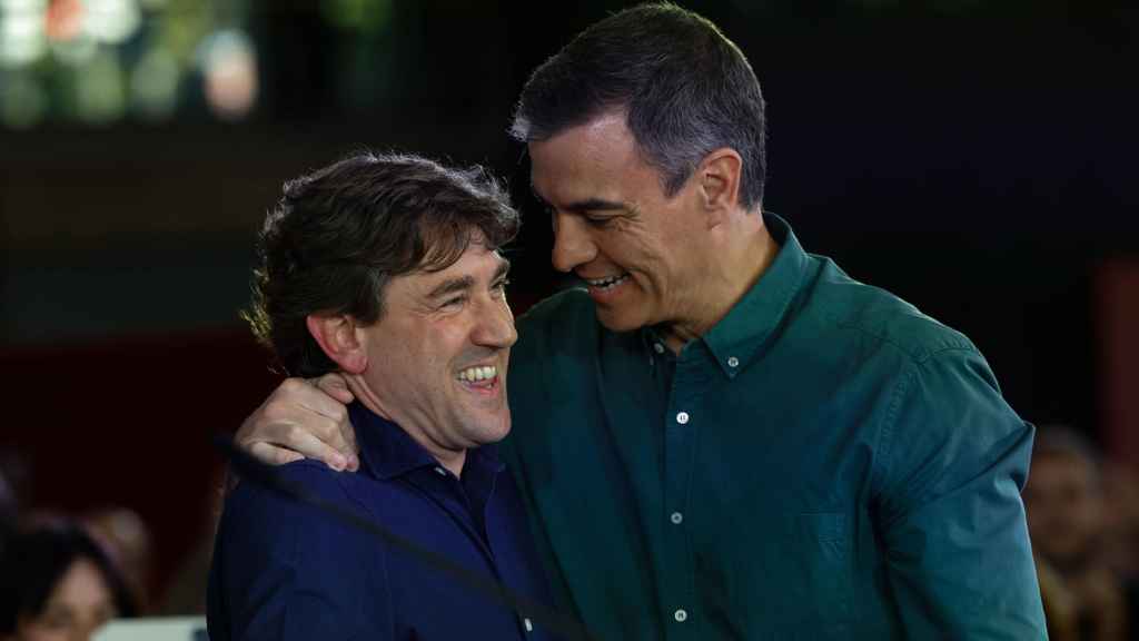Pedro Sánchez acompaña a Eneko Andueza en el cierre de campaña del PSOE en Bilbao.