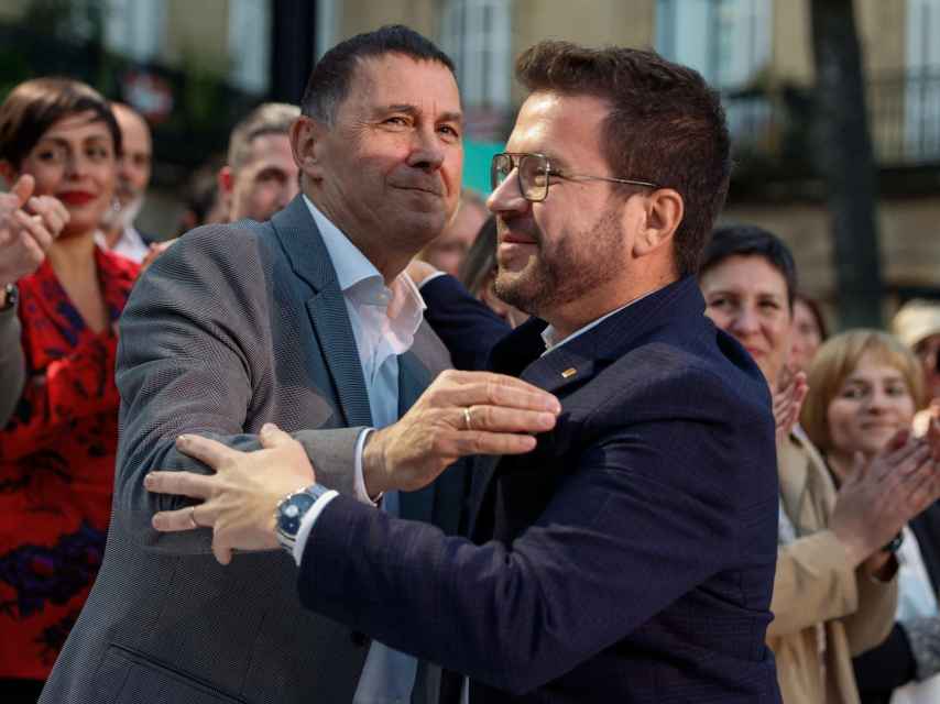 Arnaldo Otegi y Pere Aragonès en el acto de cierre de campaña de Bildu en Bilbao.