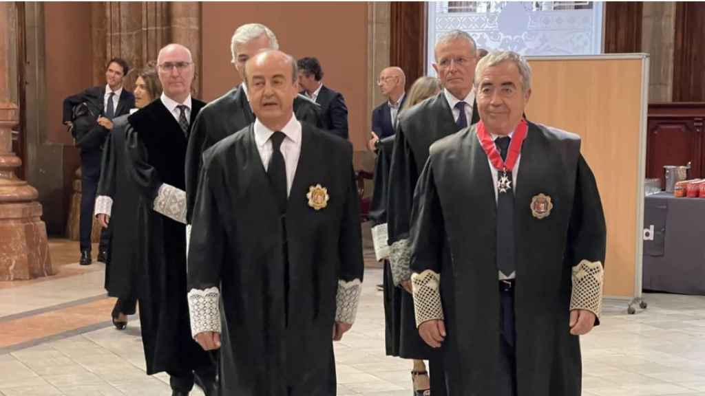 El presidente del TSJC, Jesús Barrientos, y el fiscal superior, Francisco Bañeres, se encaminan a la ceremonia de apertura del año judicial el pasado octubre./