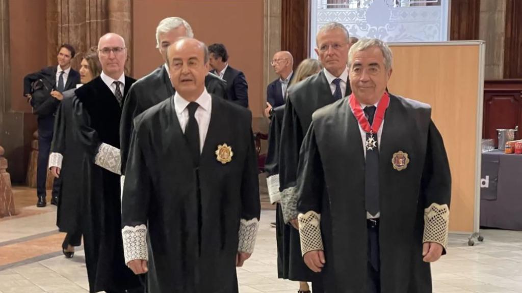 El presidente del TSJC, Jesús Barrientos, y el fiscal superior, Francisco Bañeres, se encaminan a la ceremonia de apertura del año judicial el pasado octubre./