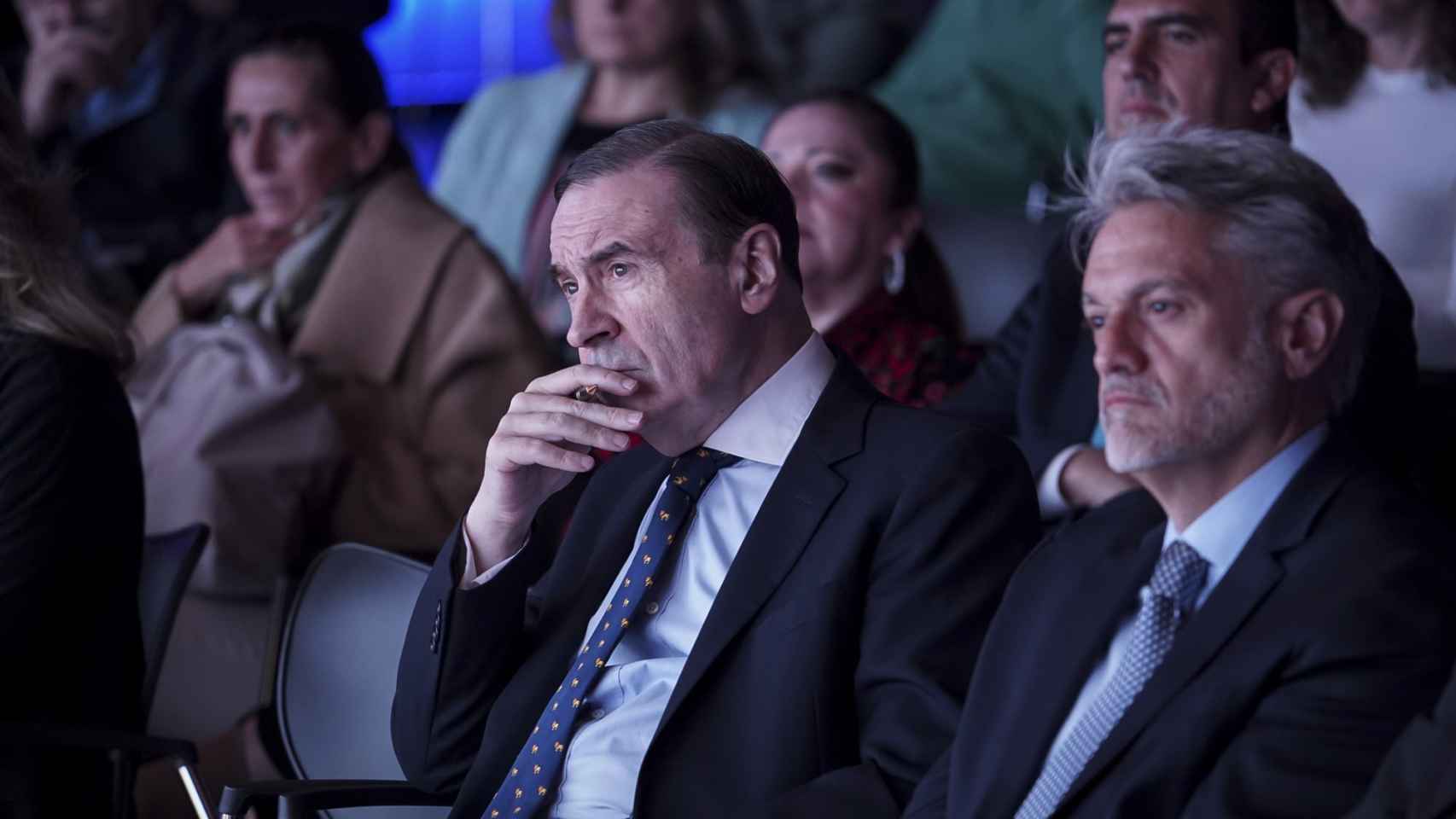 Pedro J. Ramírez, presidente ejecutivo y director de EL ESPAÑOL, y  Alberto Granados, presidente de Microsoft, escuchan con atención una ponencia