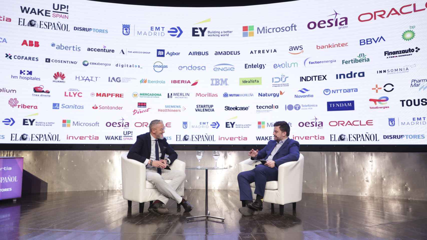 Alejandro Romero, CEO global de LLYC, durante su conversación con Arturo Criado, subdirector de EL ESPAÑOL-Invertia;