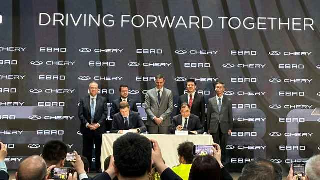 Firma del acuerdo de Chery y Ebro-EV Motors con la Generalitat y con Pedro Sánchez en el centro de la imagen.