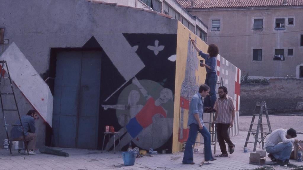 Activistas de los 70 pintando un mural político contra los últimos fusilamientos de la dictadura en un barrio de Madrid.