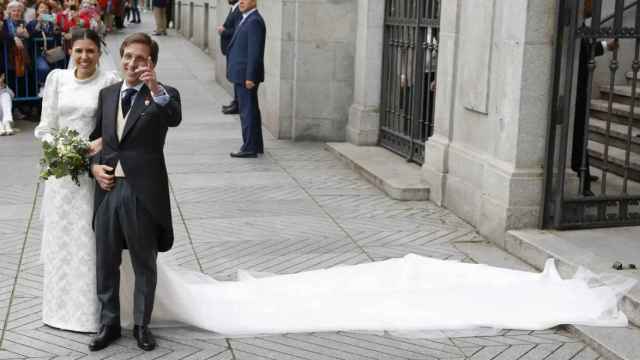 El alcalde de Madrid, José Luis Martínez Almeida, y su esposa, Teresa Urquijo, a su salida de la iglesia de San Francisco de Borja de Madrid, el 6 de abril.