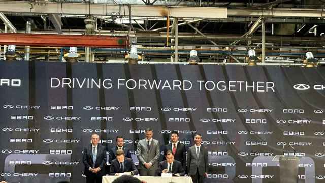Firma del acuerdo de Chery y Ebro-EV Motors con la Generalitat y con Pedro Sánchez en el centro de la imagen