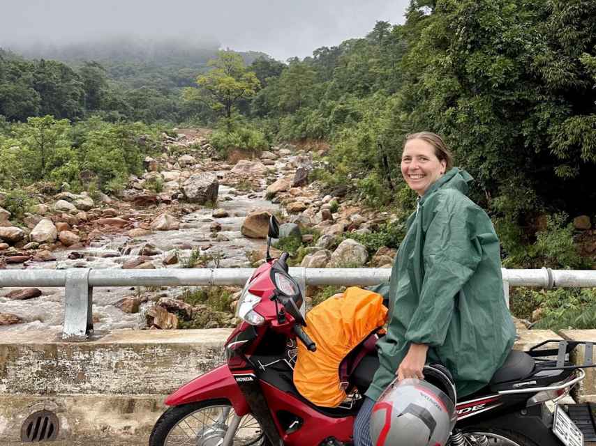 Livia Sail viaja sola por el mundo con su moto.