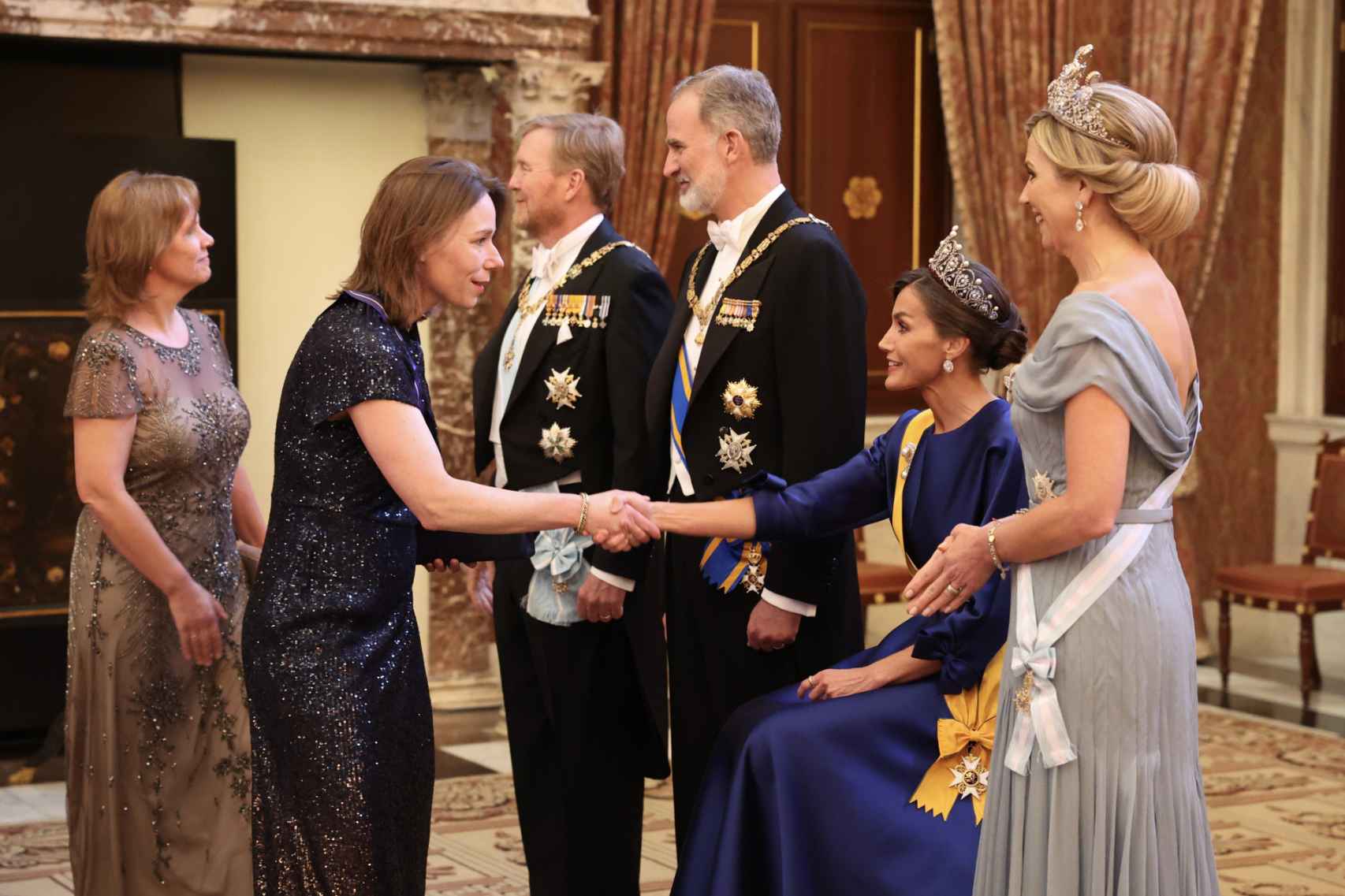 La reina Letizia sentada esta semana durante el besamanos con los Reyes de los Países Bajos.