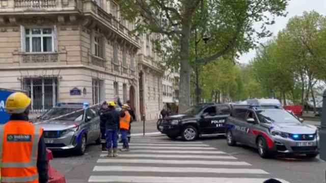 Un hombre amenaza con inmolarse en el Consulado de Irán en París