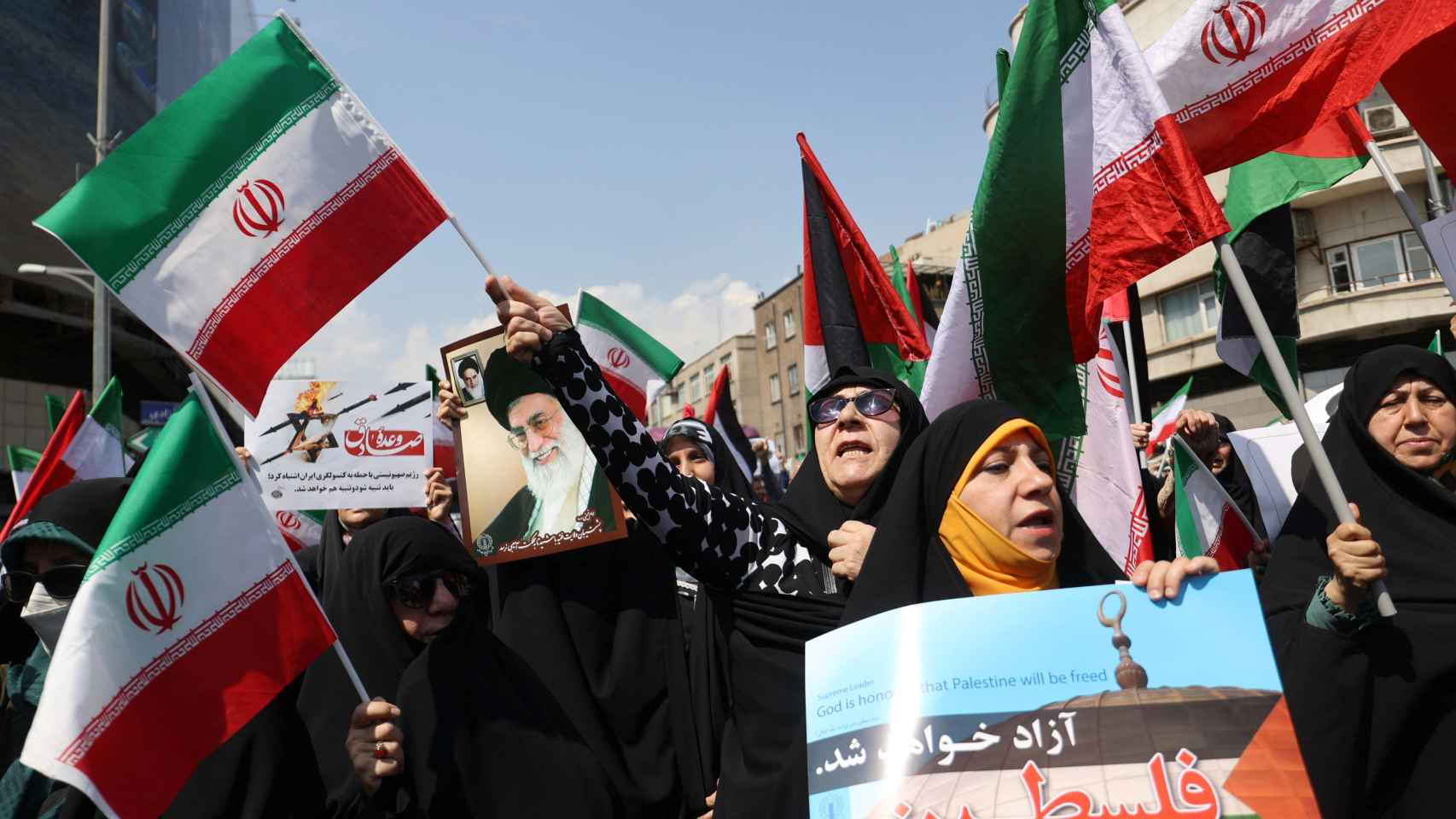 Varias mujeres iraníes corean durante una manifestación contra Israel, este viernes en Teherán.